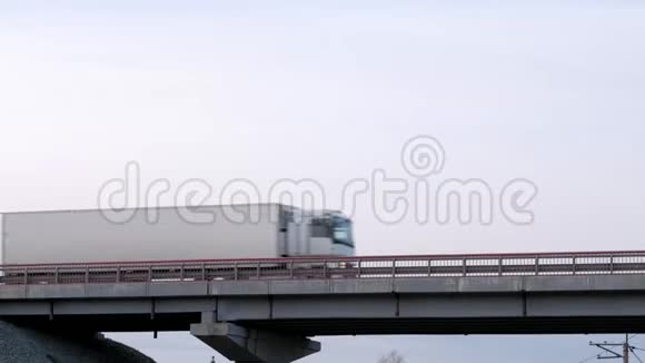 公路桥上的集装箱卡车视频的预览图