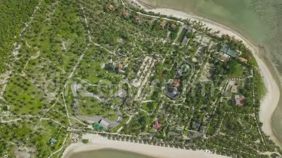 鸟瞰热带岛屿海滨度假酒店空中无人驾驶飞机绿色岛屿的美丽景观视频的预览图
