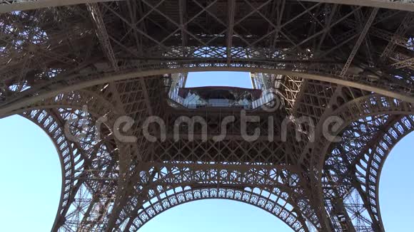 埃菲尔铁塔和蓝色宁静的天空仰望巴黎著名的艺术结构视频的预览图