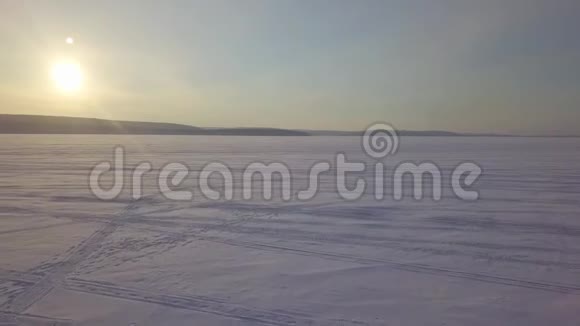 冰封的河流美景航空视图视频的预览图
