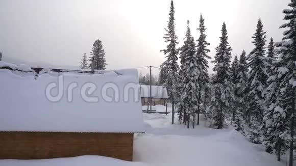 神奇的冬季景观与木屋在雪山圣诞节的概念谢格什慢动作视频的预览图
