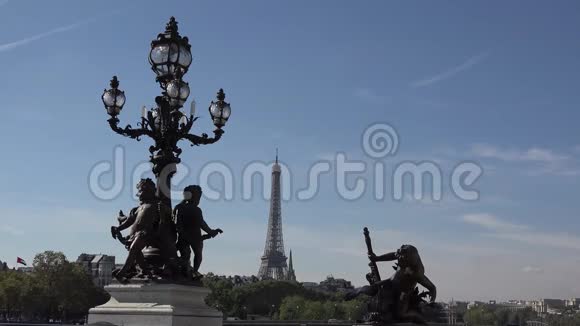 美丽的雕像和埃菲尔铁塔背景艺术景点海角亚历山大三世大桥巴黎视频的预览图