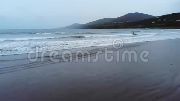 爱尔兰因奇海滩的惊人飞行镜头视频的预览图