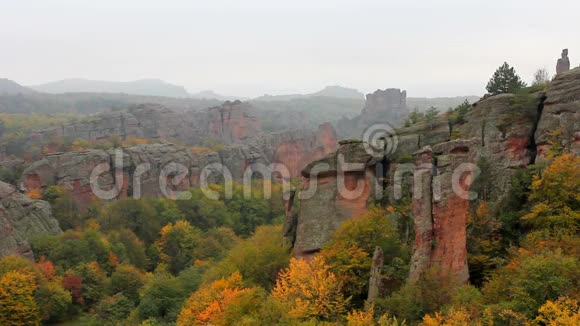 美丽的秋天景观在贝罗格拉奇克岩石视频的预览图