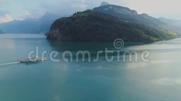 瑞士山湖的客轮船视频的预览图