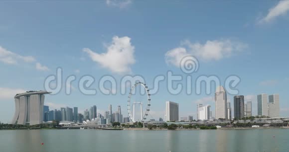 蓝天白云在新加坡全景上的时间推移视频的预览图