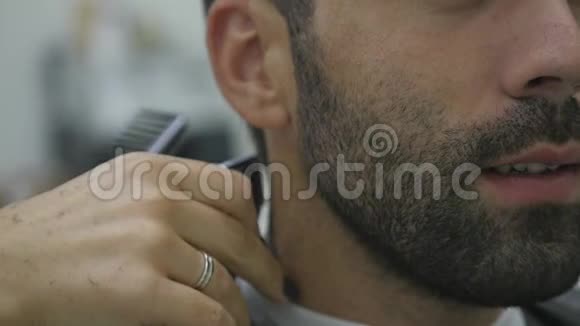 男人在理发店或发廊发型烧烤店视频的预览图