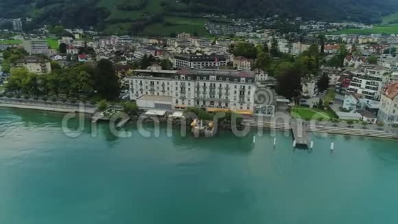 瑞士布鲁宁市蓝湖避暑山庄视频的预览图