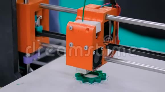 橙色3D打印机在工作期间视频的预览图