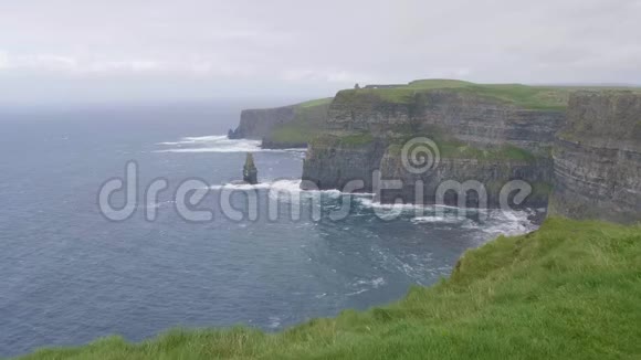 陡峭的悬崖爱尔兰莫赫的悬崖视频的预览图
