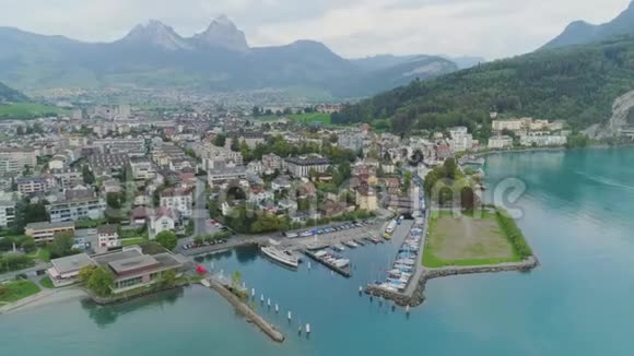 瑞士布鲁宁市蓝湖避暑山庄视频的预览图