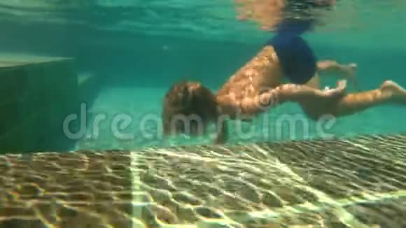 Ultrahd慢速水下射击一个小男孩向游泳池投掷石块视频的预览图
