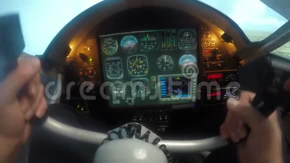 男飞行员驾驶方向盘飞机的手飞机坠落视频的预览图