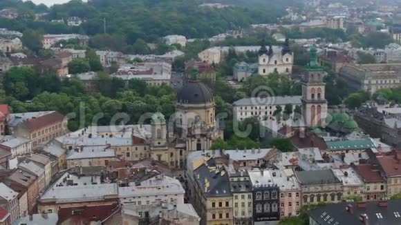 乌克兰多米尼加旧城的中心部分春天的欧洲城市城市人口稠密的地区全文视频的预览图