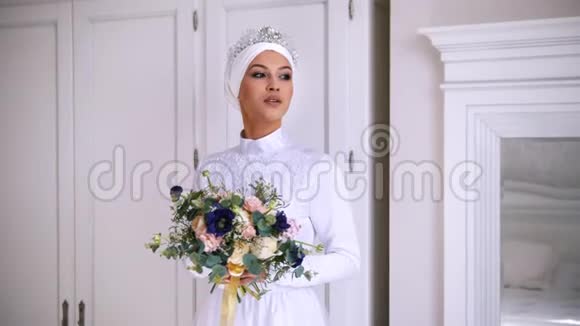 美丽的穆斯林新娘身穿白色头饰的婚纱视频的预览图