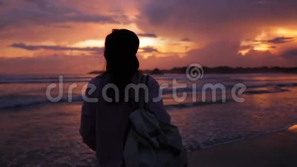 日落时分带背包的女孩视频的预览图