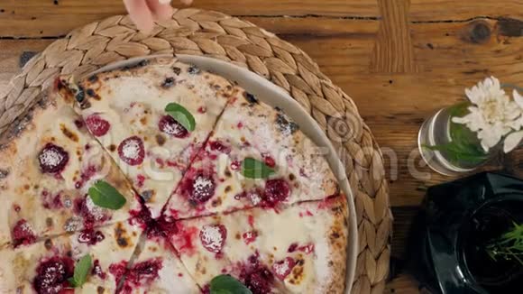 烤水果披萨加奶酪蜂蜜和椰子草莓覆盆子最好的夏季甜点手拿切片视频的预览图