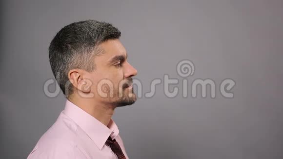 过敏鼻炎疾病病男性打喷嚏和用组织擦鼻涕视频的预览图