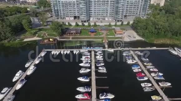 游艇泊位的俯视图视频的预览图