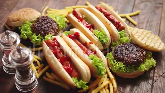 热狗汉堡包和炸薯条快餐小吃的组成视频的预览图