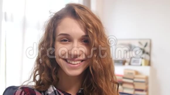 年轻美丽可爱开朗的女孩微笑的肖像视频的预览图