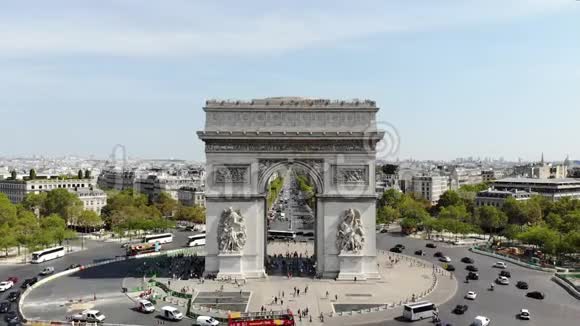 晴天时戴高乐广场与凯旋门的交通空中景观视频的预览图