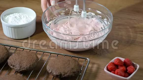 将奶油与马达搅拌器混合在碗中加入糖粉视频的预览图