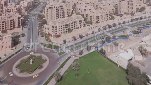 从上方鸟瞰迪拜市中心的环形道路迪拜阿拉伯联合酋长国视频的预览图