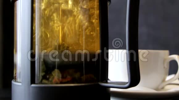 茶叶在沸水中公开视频的预览图