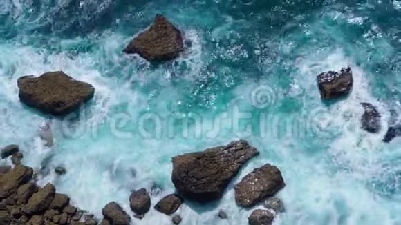 海景海岸海浪拍打岩石视频的预览图