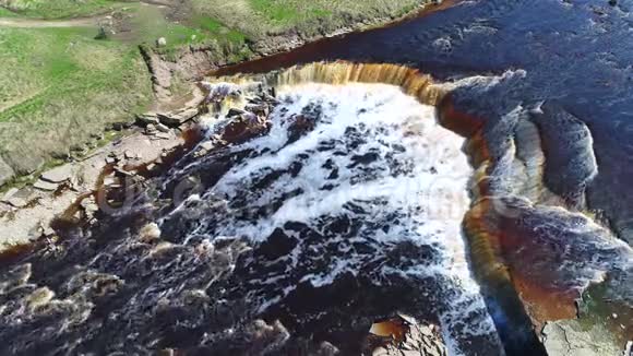 托斯纳河上的瀑布晴天五月天航拍视频俄罗斯列宁格勒地区视频的预览图