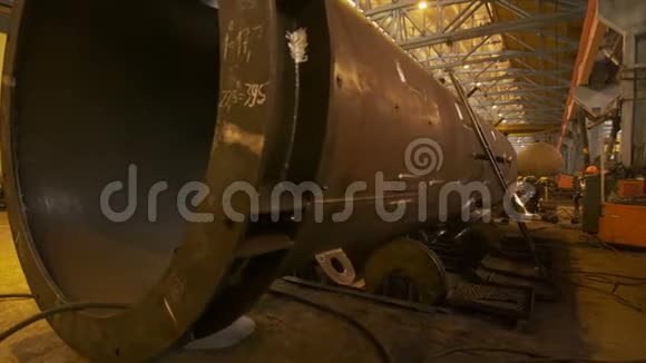 戴头盔和戴口罩的员工切断巨大的煤气管道视频的预览图