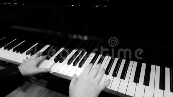 女钢琴手按着象牙键在音乐会上演奏美妙的钢琴音乐视频的预览图