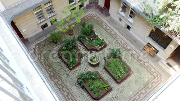 院子嗯一个漂亮的庭院在老房子里的形式是一口井庭院内部庭院内部视频的预览图