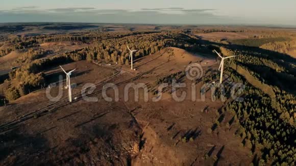 有风车的大田可再生能源概念视频的预览图