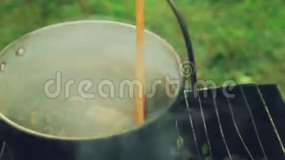 水壶里的火烧开蘑菇用木勺搅拌视频的预览图