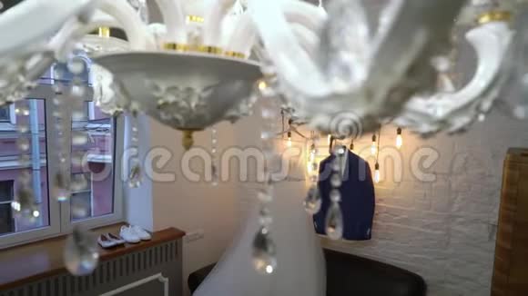 伴娘和新娘的豪华婚纱新娘白色礼服和新郎套装视频的预览图