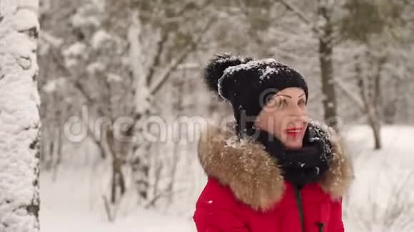 快乐的女孩在大雪下旋转视频的预览图