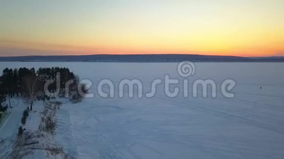 冰封河的美丽景色航空视图视频的预览图