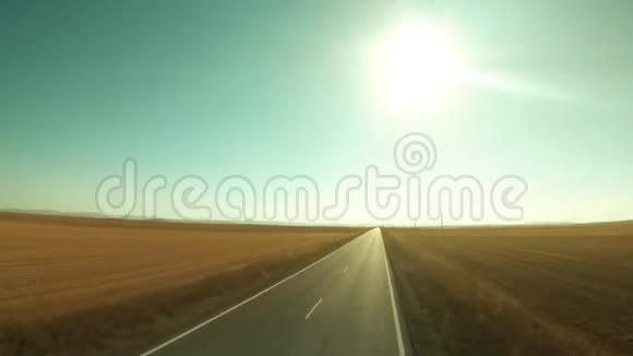 在阳光明媚的夏日西班牙一条乡村道路被低空空中拍摄视频的预览图
