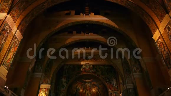法国诺曼底利索圣特雷斯大教堂内部倾斜视频的预览图