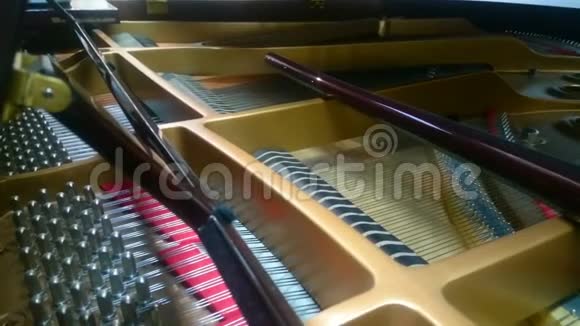 钢琴演奏古典或爵士旋律音乐即兴创作的内部视角视频的预览图