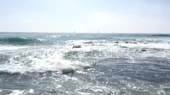 波浪撞击岩石破碎成薄雾视频的预览图