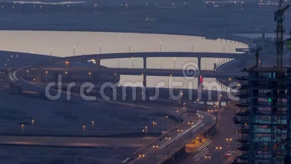 迪拜市中心一个繁忙的十字路口的交通一直持续到白天上面的俯视图视频的预览图