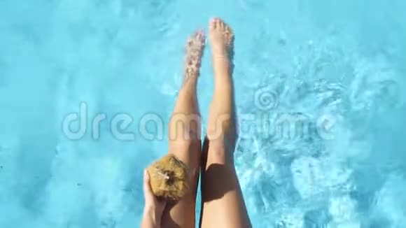 女腿在游泳池里飞溅少女视频的预览图