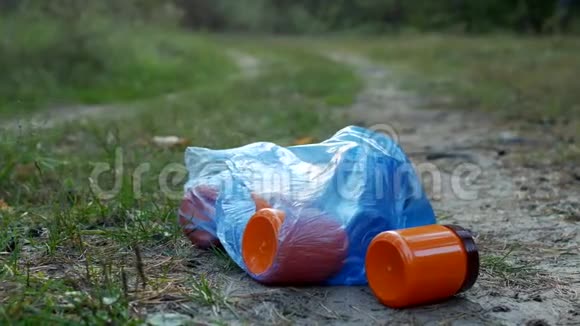 垃圾袋躺在森林道路上垃圾和自然污染自然特写垃圾视频的预览图