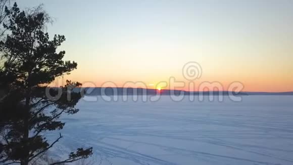 冰封河的美丽景色航空视图视频的预览图