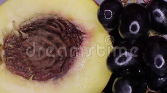 葡萄和水蜜桃视频的预览图