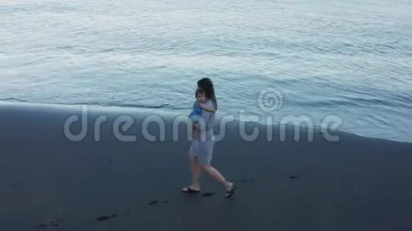 空中拍摄的海滩上的一对母婴视频的预览图
