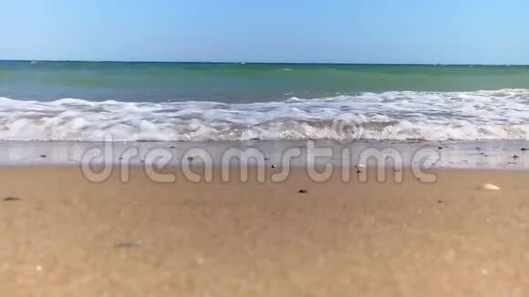 海滩上的海浪放松海边视频的预览图